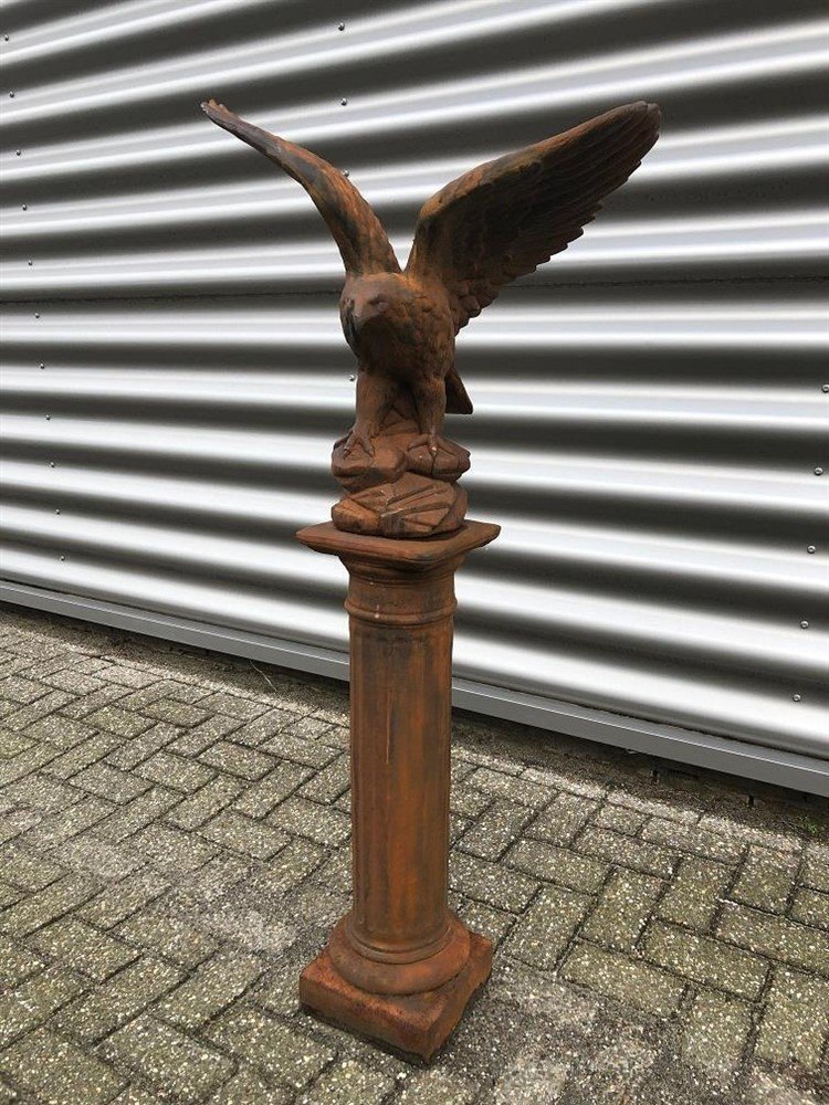 Adelaar vol steen oxid op stenen sokkel, mooi-tuin - Afbeelding 3