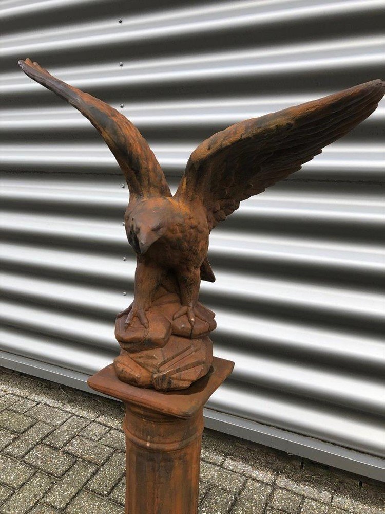 Adelaar vol steen oxid op stenen sokkel, mooi-tuin - Afbeelding 4