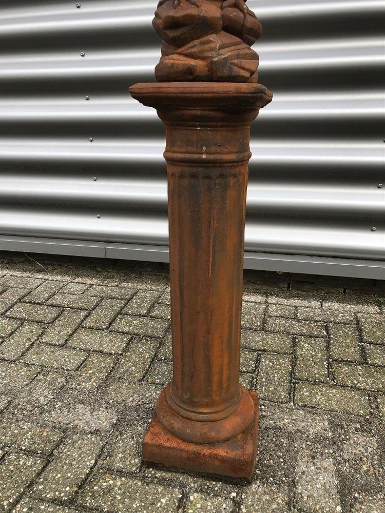 Adelaar vol steen oxid op stenen sokkel, mooi-tuin - Afbeelding 5