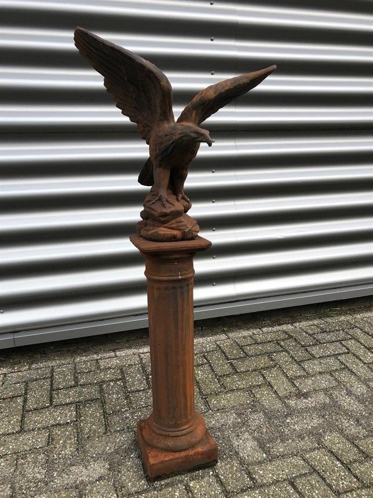 Adelaar vol steen oxid op stenen sokkel, mooi-tuin - Afbeelding 6