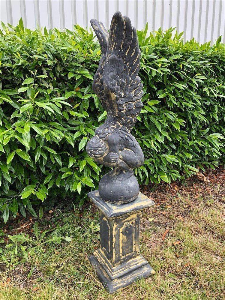 Knielende Engel met vleugels omhoog- sokkel, zandstenen - Afbeelding 2