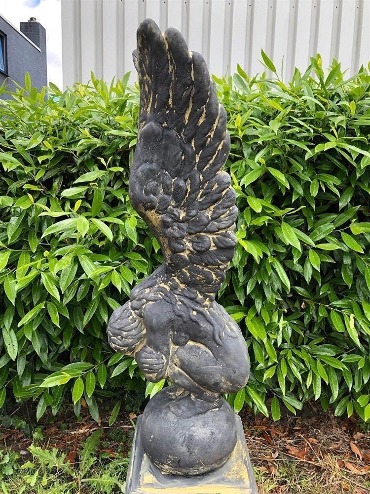Knielende Engel met vleugels omhoog,zandstenen-beeld - nr. 1