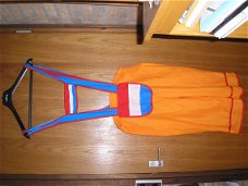 oranje feestkleding - broek en shirts 15,- per stuk - sjaal 5,- 