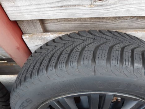 Winterbanden met velg en wieldoppen 175/65/R15 steek 100mm - 2