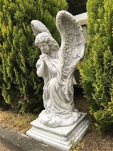Uniek Engelbeeld, knielend- engel-tuinbeeld-decoratie