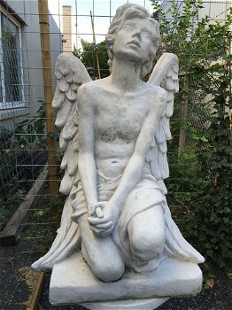Uniek Engelbeeld, knielende grote Engel,tuin beeld-deco - 0