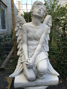 Uniek Engelbeeld, knielende grote Engel,tuin beeld-deco