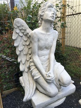 Uniek Engelbeeld, knielende grote Engel,tuin beeld-deco - 2
