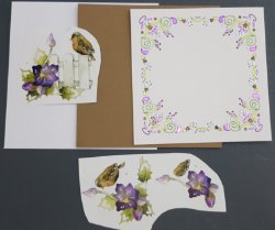Vogel op een hek bij de paarse bloemen