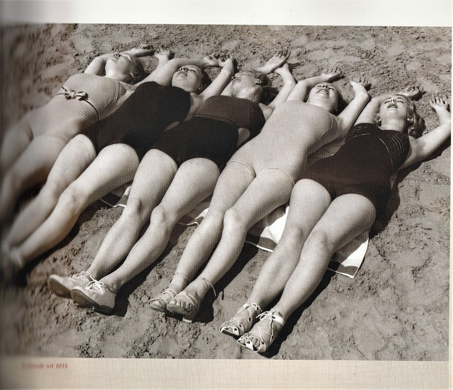 EEN DAGJE AAN ZEE - Geschiedenis in foto's van de Nederlandse stranden - Afbeelding 4