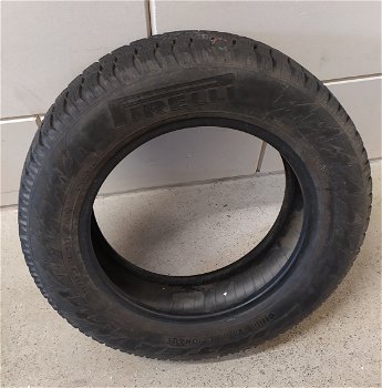 2 Pirelli Winterbanden 175/65/14 5,5 mm - 0