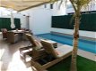 Villa met zwembad, tuin, parkeerplaats en solarium - 1 - Thumbnail