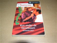 Harlequin intiem Kus onder de kerstboom.