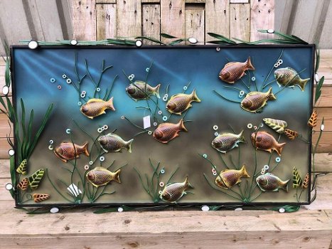 Het metalen aquarium vol met vis-vissenbak-visi-vissen - 0