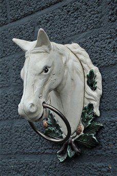 Paardenhoofd met ring, gietijzer-wit-paard-deco-tuin