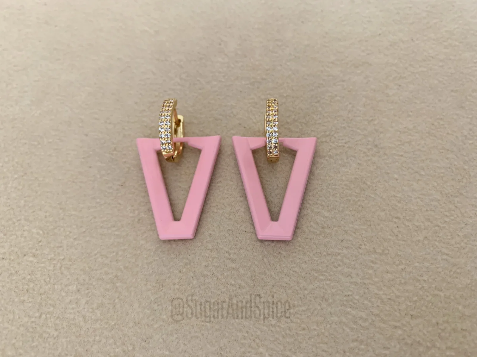 Licht roze V oorbellen aan strass hoops designer dans ibiza - nr. 1