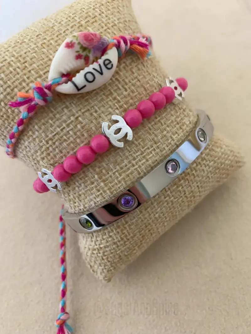 Zuurstok roze kralen armband met zilveren bedels ibiza trend - nr. 1