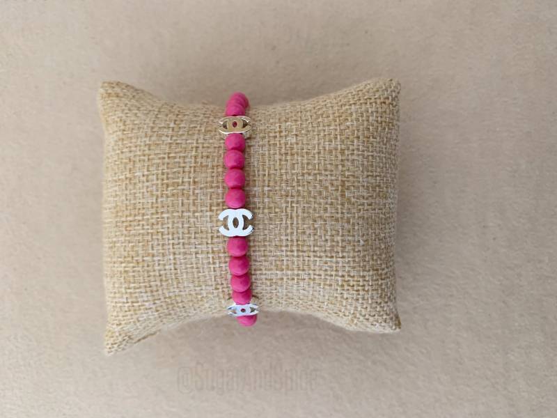 Zuurstok roze kralen armband met zilveren bedels ibiza trend - Afbeelding 2