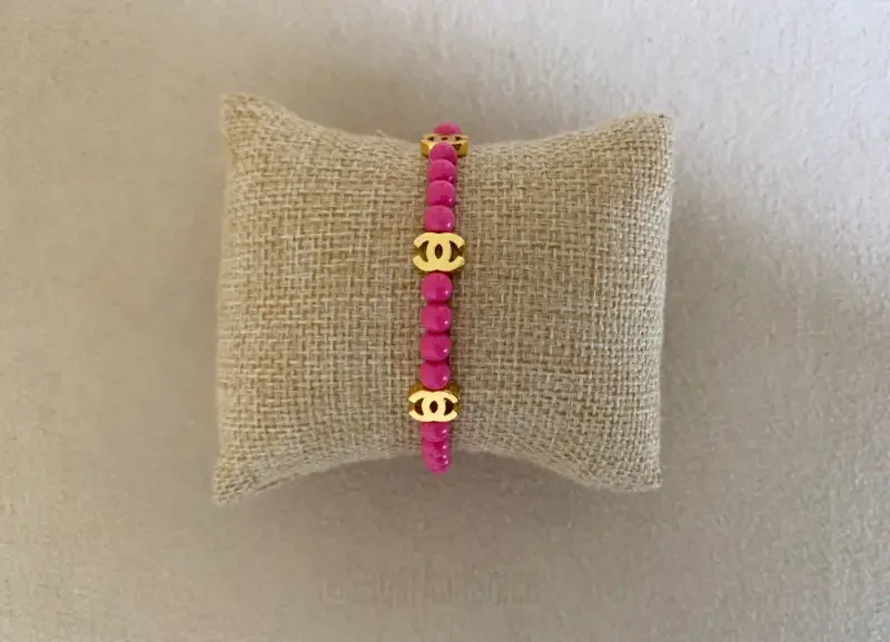 Zuurstok roze kralen armband met gouden bedels ibiza trendy - nr. 1