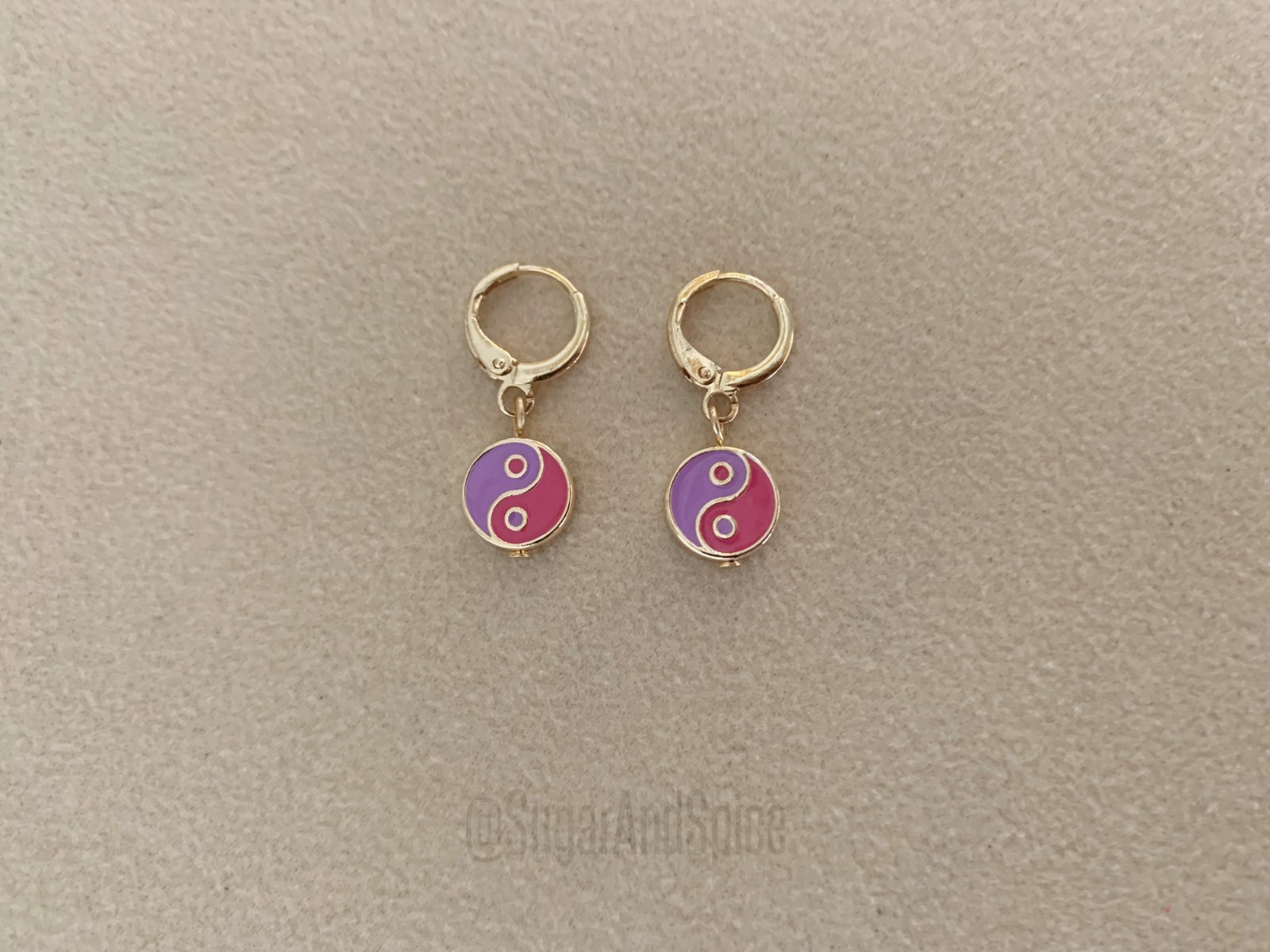 Gekleurde Yin Yang bedel oorbellen roze lila hippie ibiza - nr. 1
