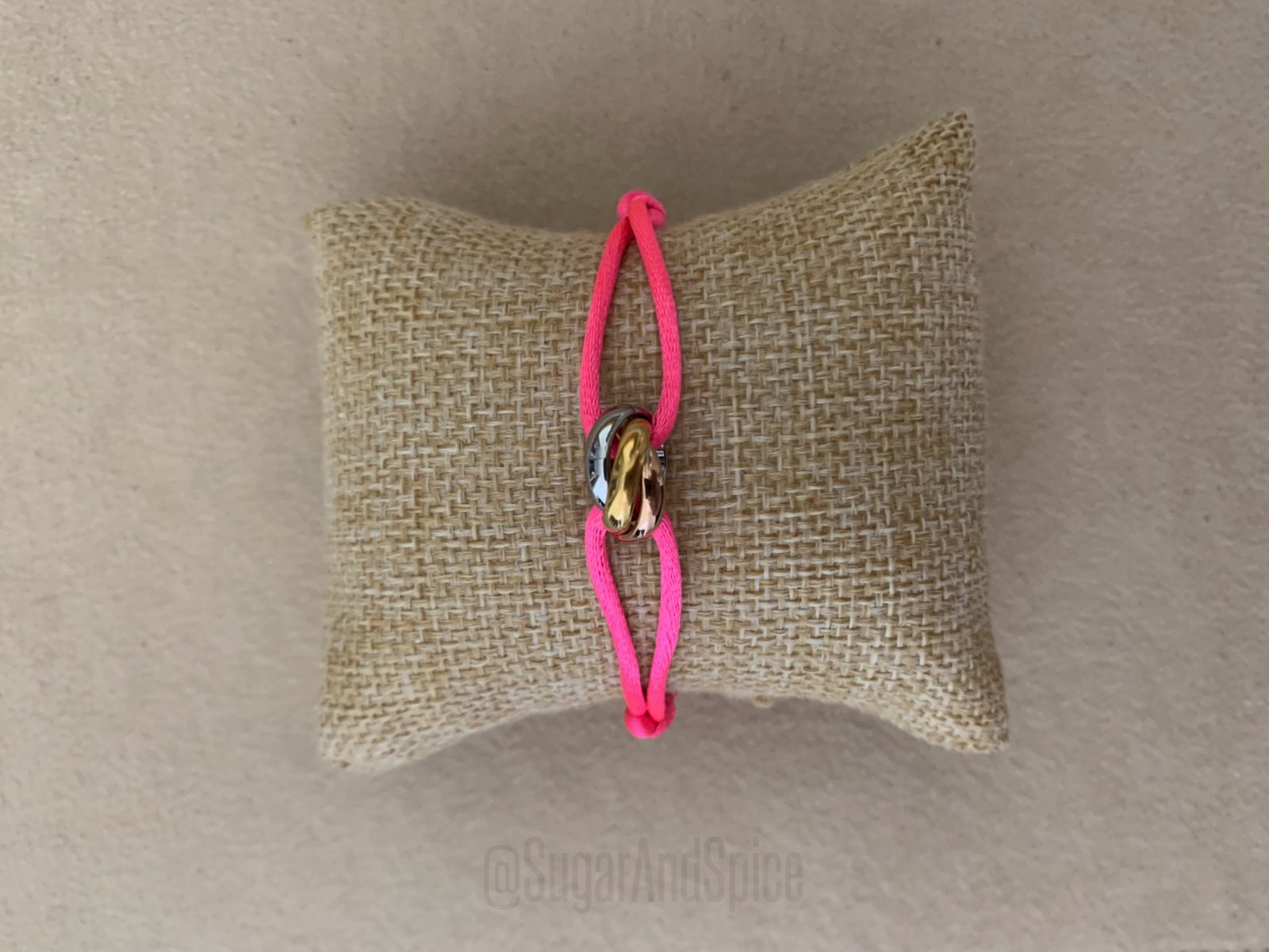 Trinity trio armband ringetjes knal roze koord verguld mix - nr. 1