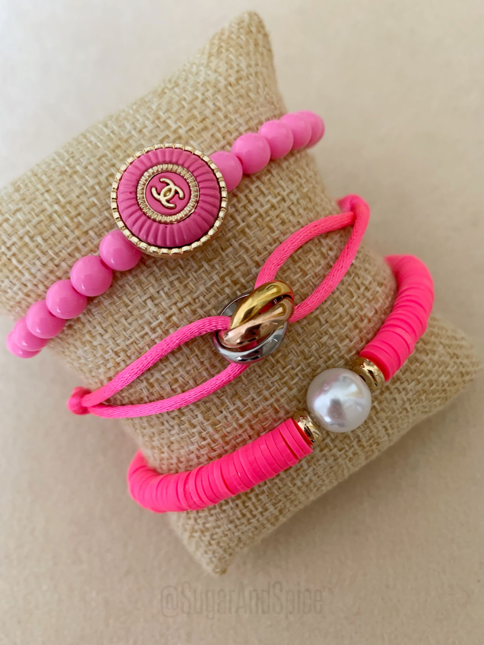 Trinity trio armband ringetjes knal roze koord verguld mix - Afbeelding 2