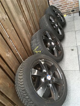 Velgen en banden zwart (banden R17)/ 17 inch/ 17