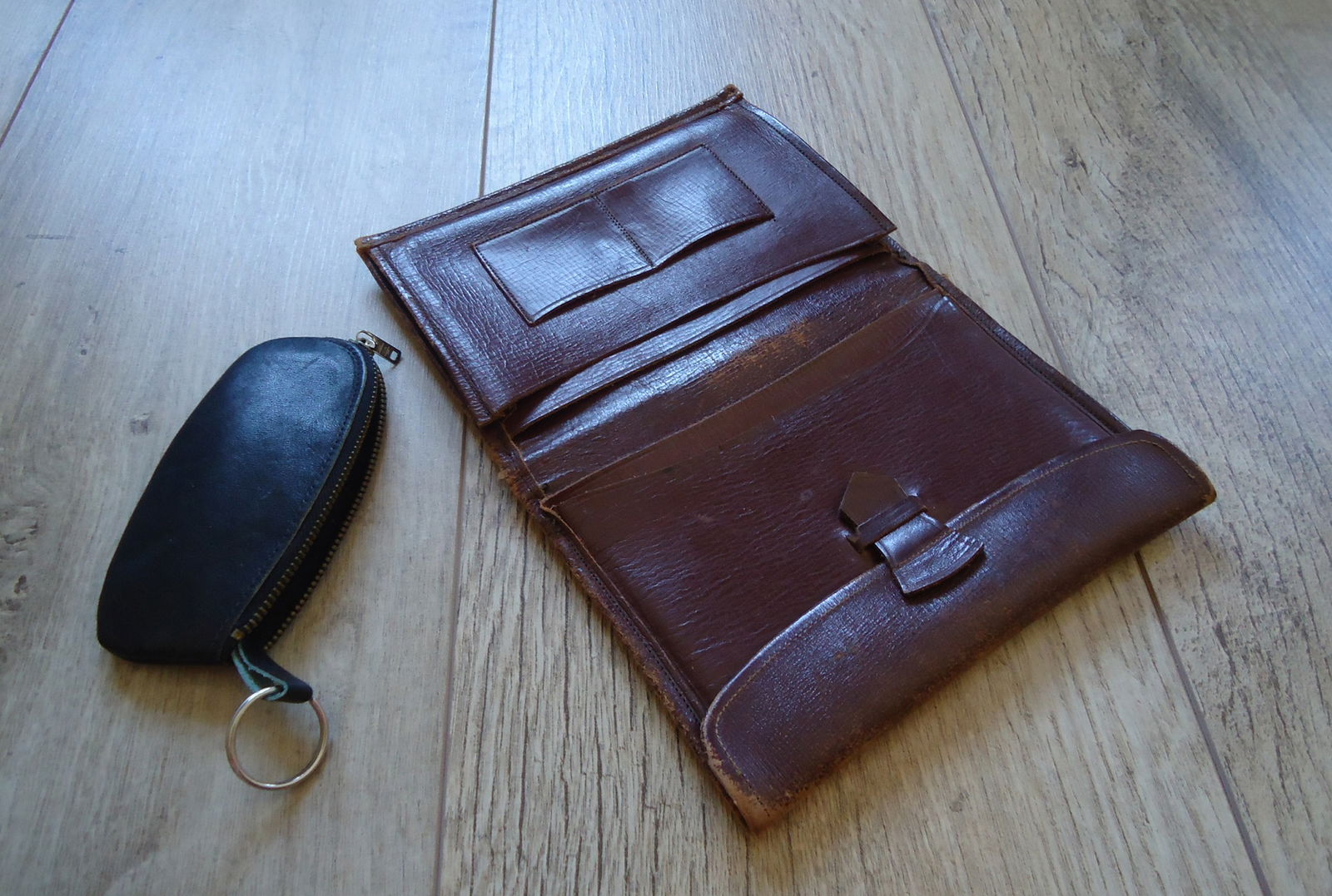 Te koop gebruikte bruin lederen portefeuille en sleuteletui. - nr. 1