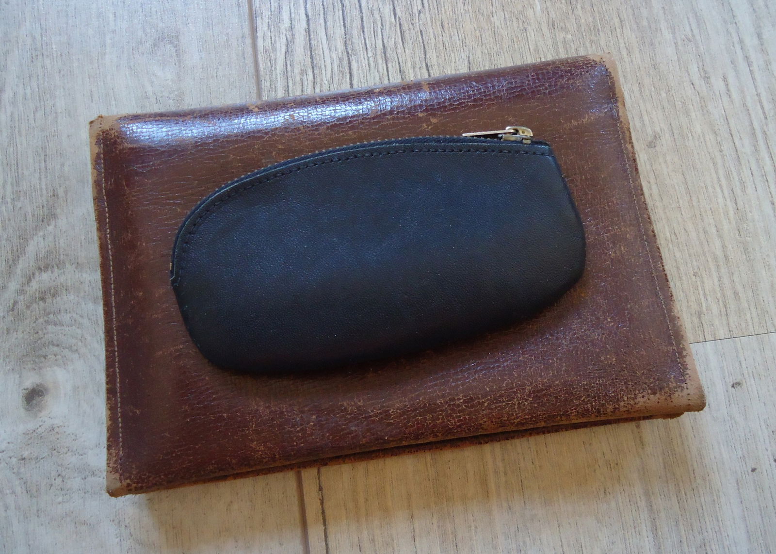 Te koop gebruikte bruin lederen portefeuille en sleuteletui. - Afbeelding 5