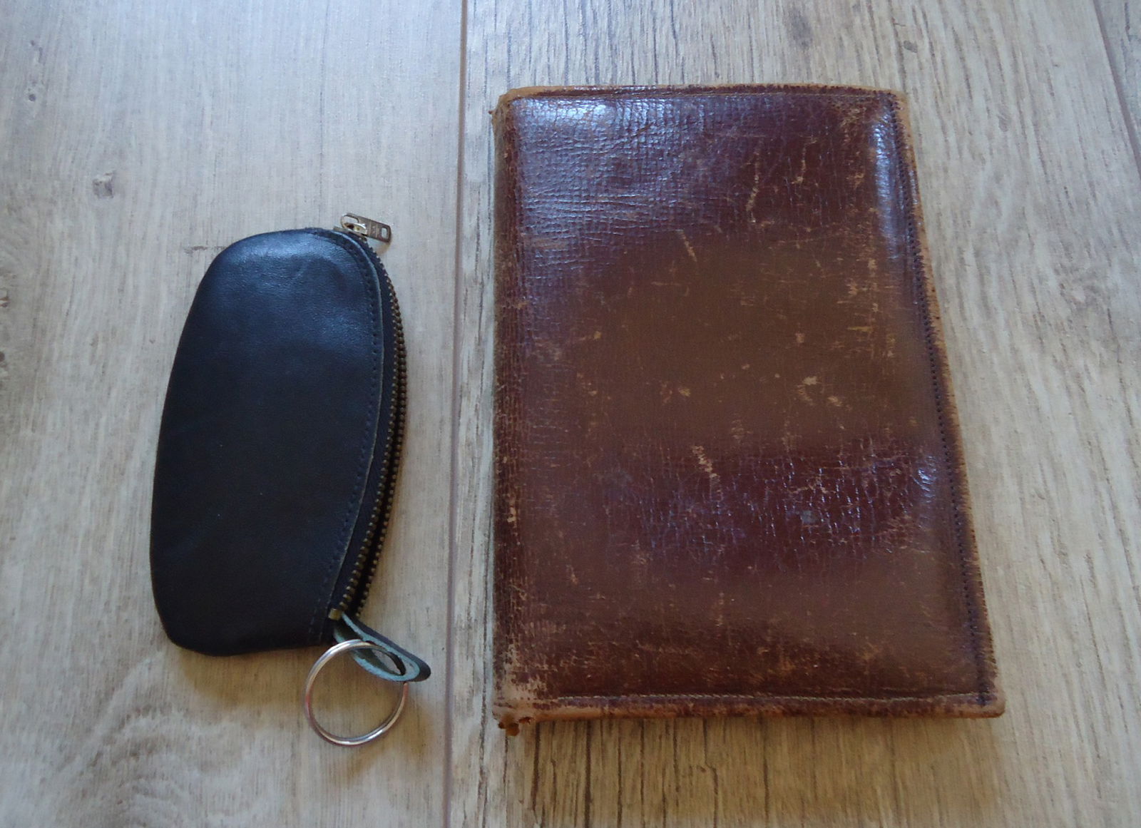 Te koop gebruikte bruin lederen portefeuille en sleuteletui. - Afbeelding 7
