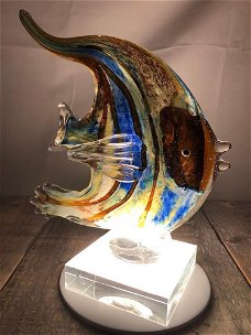 Mooi glas geblazen vis-in fascinerende kleuren-vis-glas