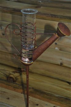 Regenmeter-van ijzer en glas op tuinsteker-meter-water - 6
