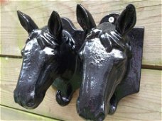 Set paardenhoofden als kapstok-kleur zwart-paard-hoofd