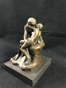 Een bronzen beeld van de kus, by Rodin.-beeld -brons - 0