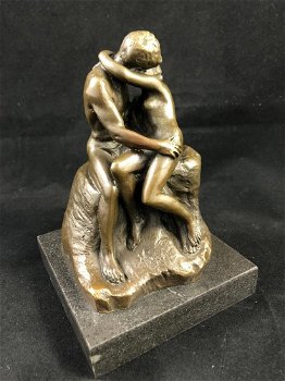 Een bronzen beeld van de kus, by Rodin.-beeld -brons - 1