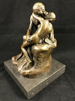 Een bronzen beeld van de kus, by Rodin.-beeld -brons - 4