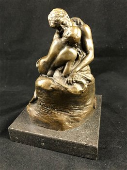 Een bronzen beeld van de kus, by Rodin.-beeld -brons - 5