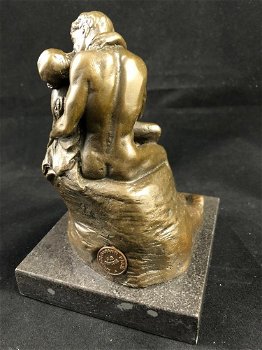 Een bronzen beeld van de kus, by Rodin.-beeld -brons - 7