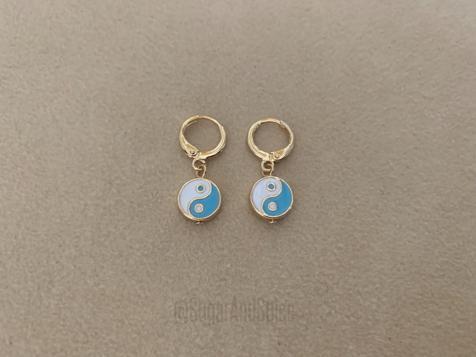 Yin Yang oorbellen bedels aan kleine hoops goud wit blauw - nr. 1