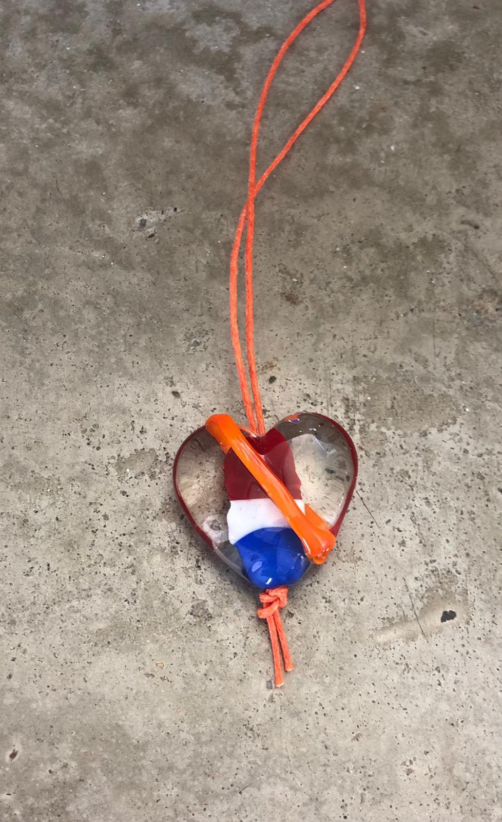 Handgemaakt hart met rood wit blauwe kern en oranje sjerp. - nr. 1