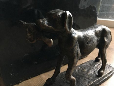 jachthond met prooi in brons-metaal-look.-jacht - hond - 3