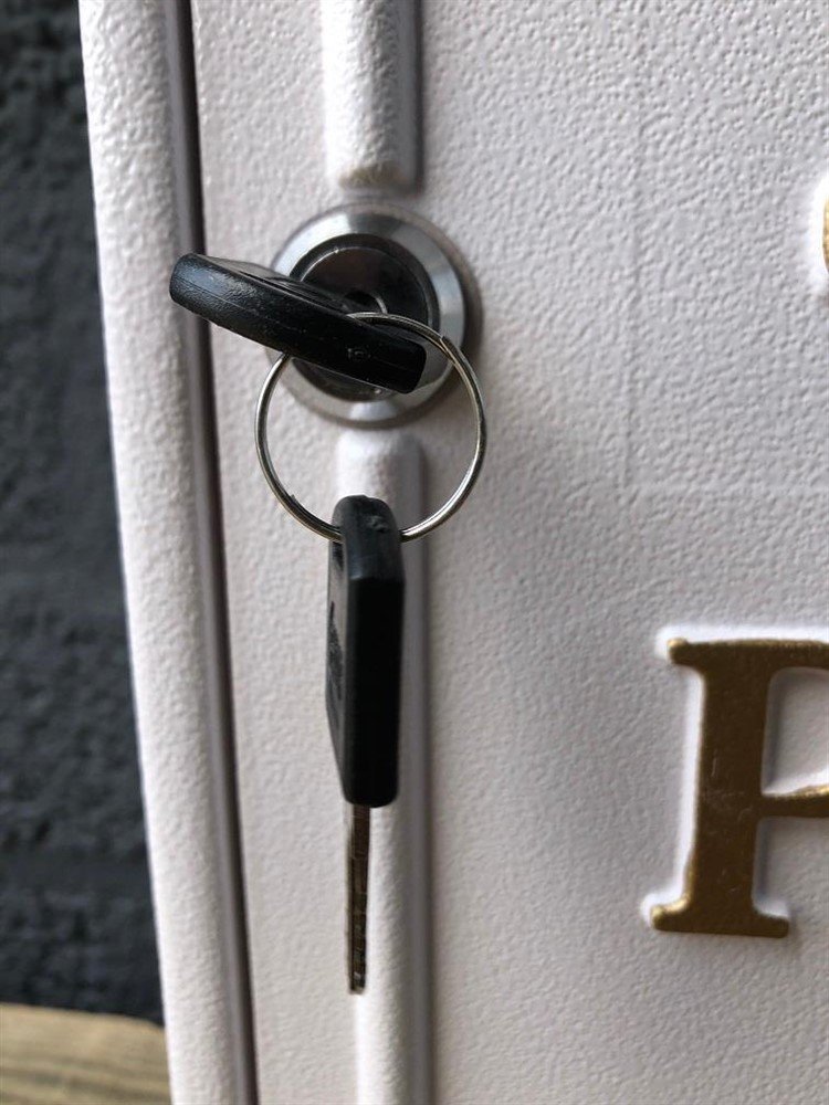 Postbus wit, aluminium, met messing logo en letters POST. - Afbeelding 7