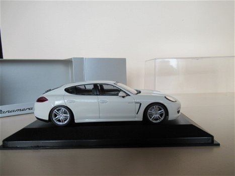 Minichamps - Porsche Panamera Diesel - 1:43 - Mint in box - 2