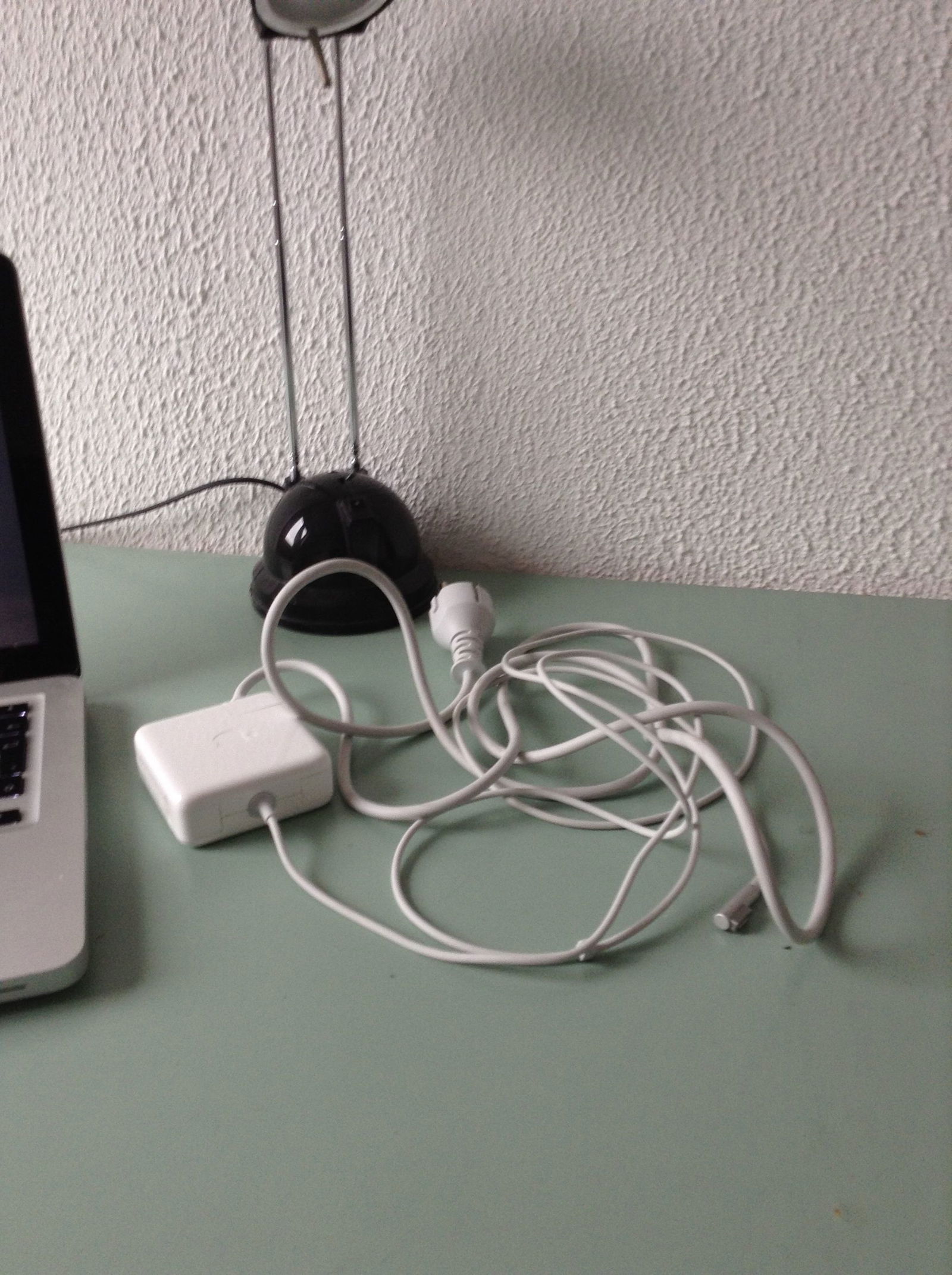 Te Koop Macbook W8715OUCWOK en 2 Logic 3 Speakers en de bijbehorende Subwoover en een Lacie. - Afbeelding 3