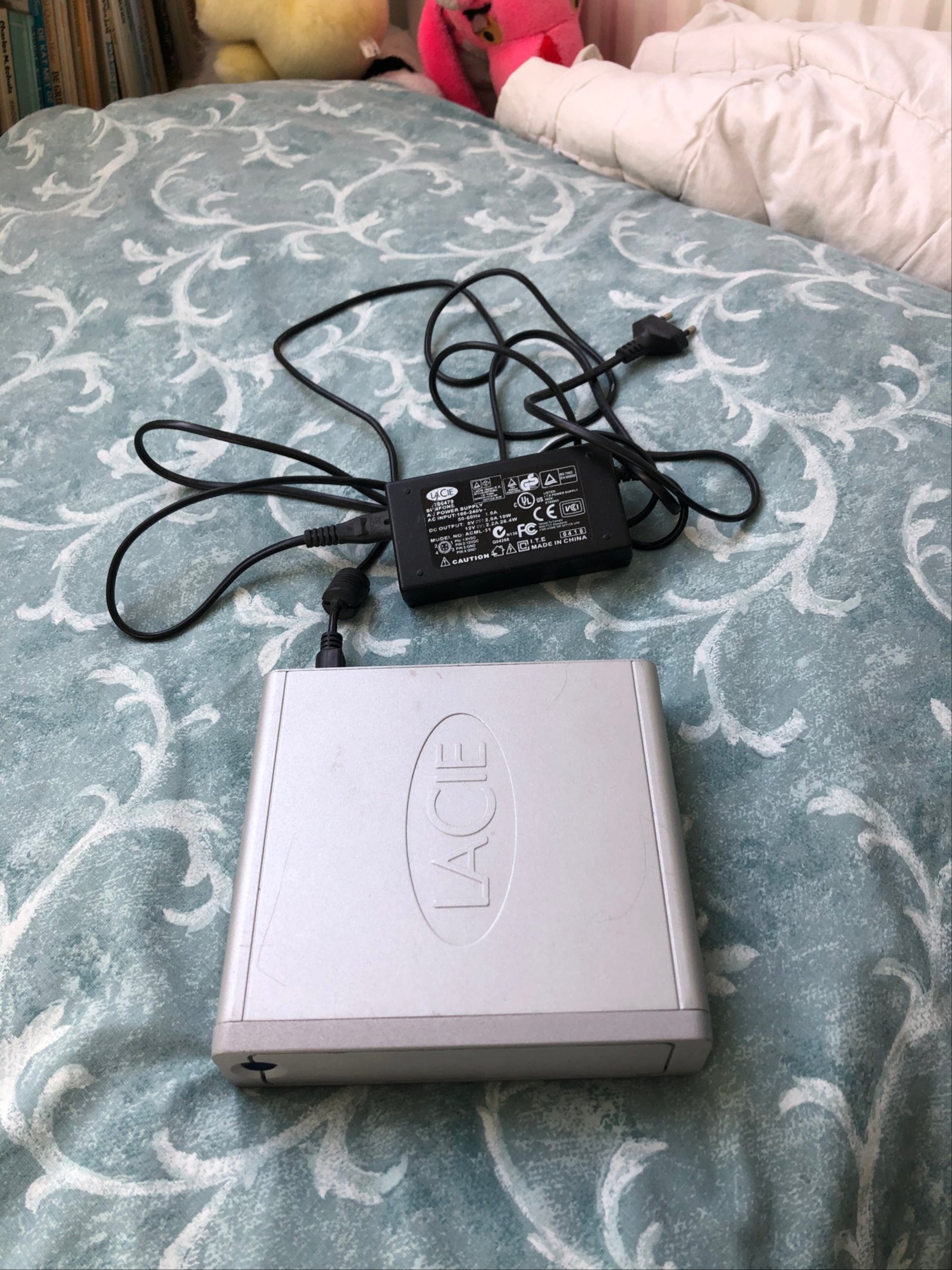 Te Koop Macbook W8715OUCWOK en 2 Logic 3 Speakers en de bijbehorende Subwoover en een Lacie. - Afbeelding 4