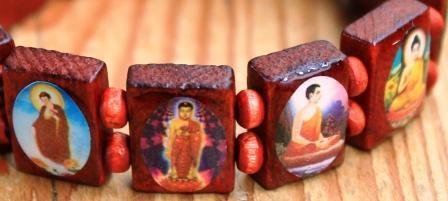 Heiligenarmbandje van hout met Boeddha afbeeldingen - 1