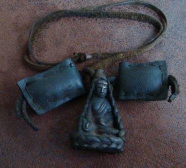 Oud Tibetaans bronzen amulet in leer van yak - 3