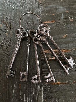Middeleeuwse sleutelbos als decoratie met 6 sleutels - 0
