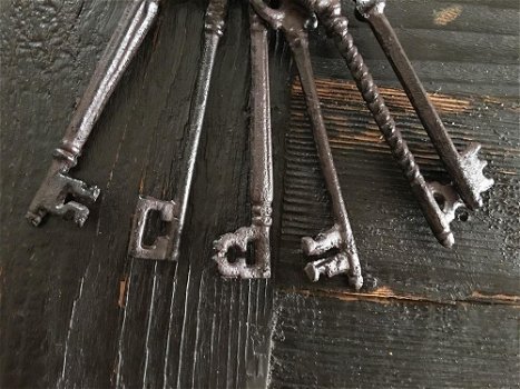 Middeleeuwse sleutelbos als decoratie met 6 sleutels - 5