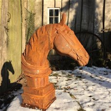 Paardenhoofd sculptuur, tuinbeeld in roest